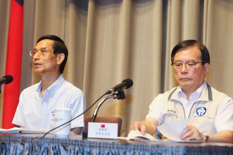20160817-行政院政委林萬億和勞動部長郭芳煜說明和國道收費員溝通事宜.(陳明仁攝) 20160817-行政院政委林萬億和勞動部長郭芳煜說明和國道收費員溝通事宜.(陳明仁攝)