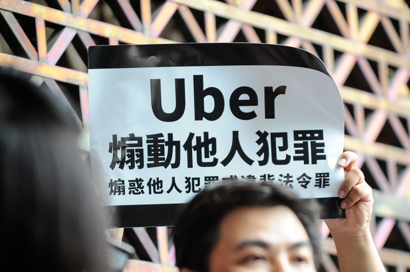 計程車工會率各車隊職業駕駛按鈴控告Uber總經理顧立楷逃漏稅-甘岱民攝