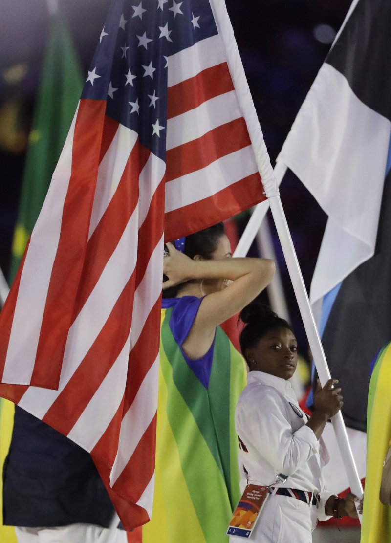 美國體操女王「黑珍珠」拜爾斯（Simone Biles）閉幕式擔任掌旗官（AP）