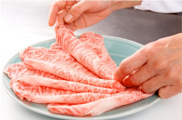 日本燒肉店人形町今半,不僅對醬料執著以外,更是以高標準在衡量店內的和牛的品質。(圖片來源:人形町今半官網) 日本燒肉店人形町今半,不僅對醬料執著以外,更是以高標準在衡量店內的和牛的品質。(圖片來源:人形町今半官網)