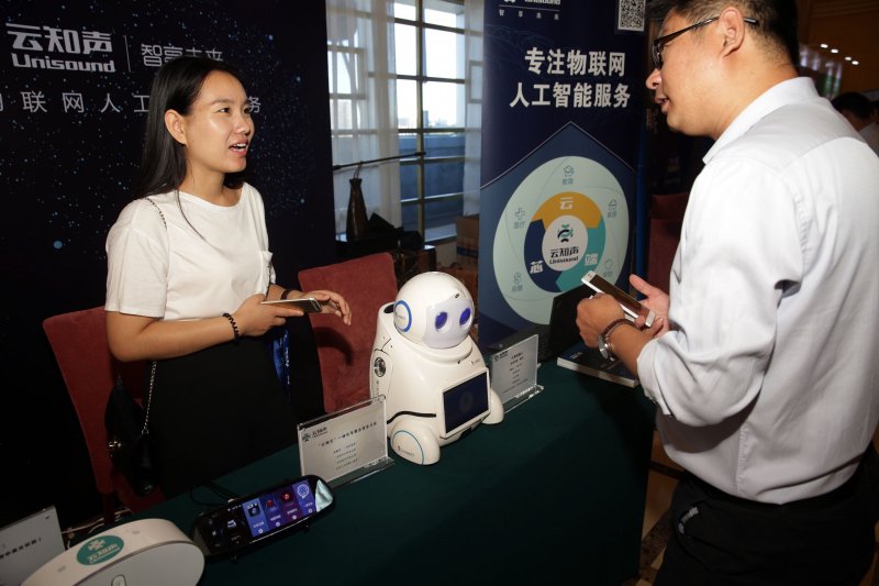 中國人工智慧大會在北京開幕,一名參展工作人員介紹「小優機器人」,它可以識別語音,主要應用於陪伴兒童。 (新華社) 中國人工智慧大會在北京開幕,一名參展工作人員介紹「小優機器人」,它可以識別語音,主要應用於陪伴兒童。 (新華社)