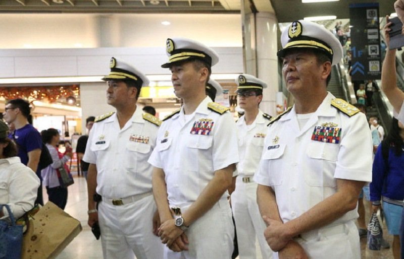 黃曙光（右）親自到板橋車站為海軍儀隊表演官兵打氣。（軍聞社）