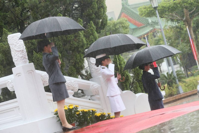 九三軍人節,總統蔡英文首次主持秋祭,女性官兵在雨中等候。(總統府提供) 九三軍人節,總統蔡英文首次主持秋祭,女性官兵在雨中等候。(總統府提供)