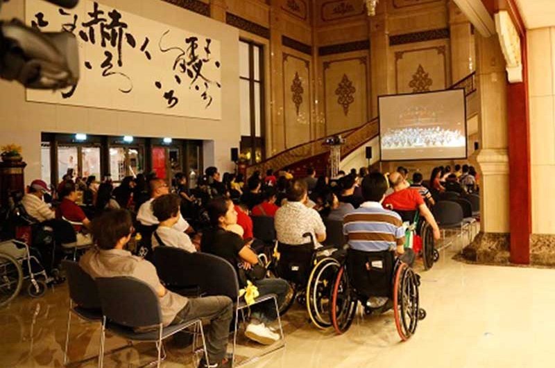 脊髓損傷基金會2013年在國家音樂廳辦音樂會,因太多輪椅觀眾無法進場,只能在大廳看轉播。 (來源:脊髓損傷基金會) 脊髓損傷基金會2013年在國家音樂廳辦音樂會,因太多輪椅觀眾無法進場,只能在大廳看轉播。 (來源:脊髓損傷基金會)