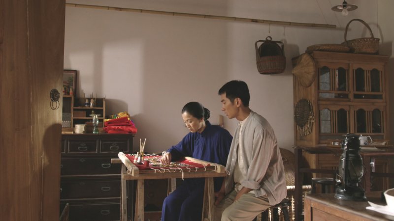 金火的媽媽說:「要放手,他才會緊緊牽住你的手。」(圖/紫色大稻埕提供) 金火的媽媽說:「要放手,他才會緊緊牽住你的手。」(圖/紫色大稻埕提供)