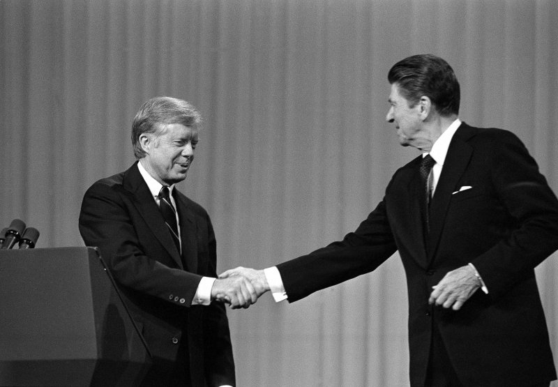 1980年美國總統大選,雷根與卡特舉行電視辨論(AP) 1980年美國總統大選,雷根與卡特舉行電視辨論(AP)