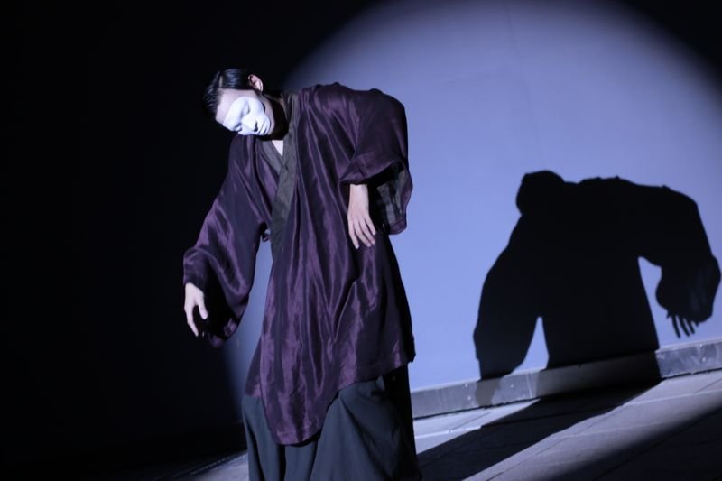 「跳嘉禮」時舞者扮演的相公爺懸絲傀儡。(「何曉玫Meimage舞團」提供) 「跳嘉禮」時舞者扮演的相公爺懸絲傀儡。(「何曉玫Meimage舞團」提供)