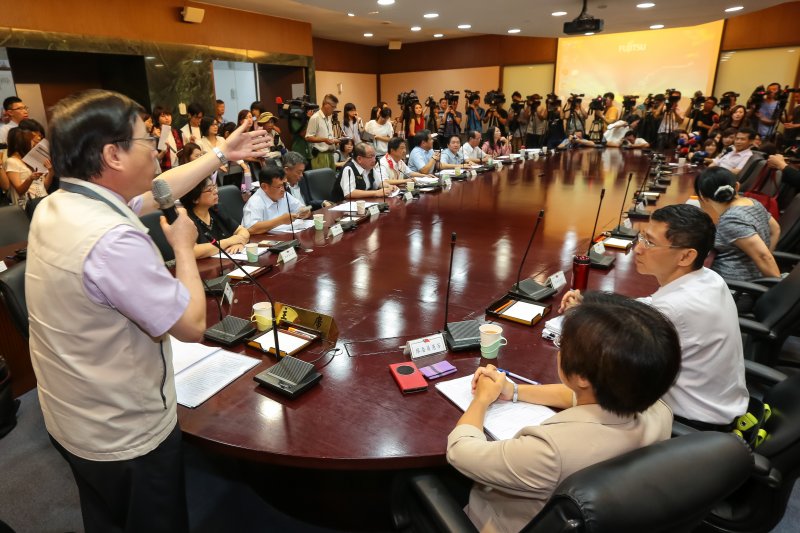 20160908-勞動部8日召開基本工資審議委員會，並由勞動部長郭芳煜親自主持，勞方代表七人全員出席，資方代表僅出席兩位。（顏麟宇攝）