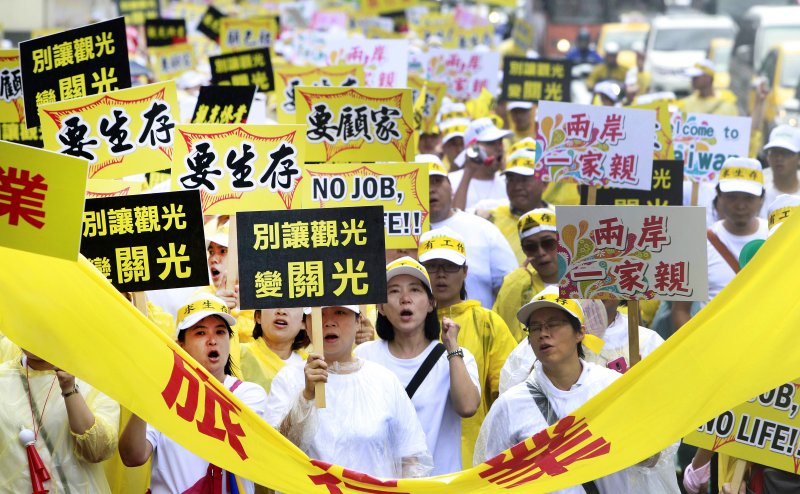 「要陸客、來台灣」 觀光業萬人大遊行12日登場(AP) 「要陸客、來台灣」 觀光業萬人大遊行12日登場(AP)