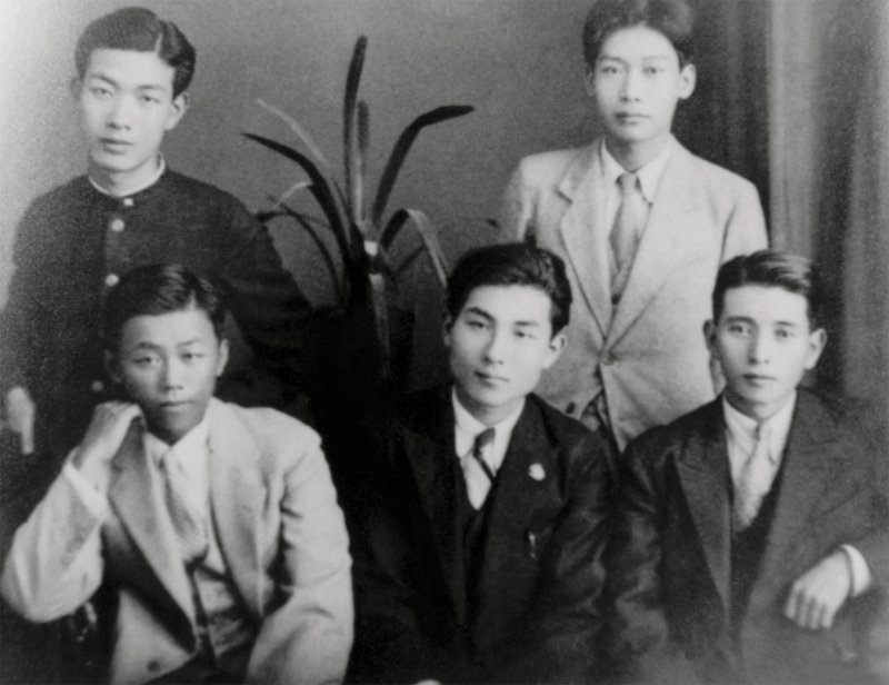 李張瑞(左前)、福井敬一(中)、大田利一(右前)、張良典(左後)、楊熾昌(右後)(目宿媒體提供) 李張瑞(左前)、福井敬一(中)、大田利一(右前)、張良典(左後)、楊熾昌(右後)(目宿媒體提供)
