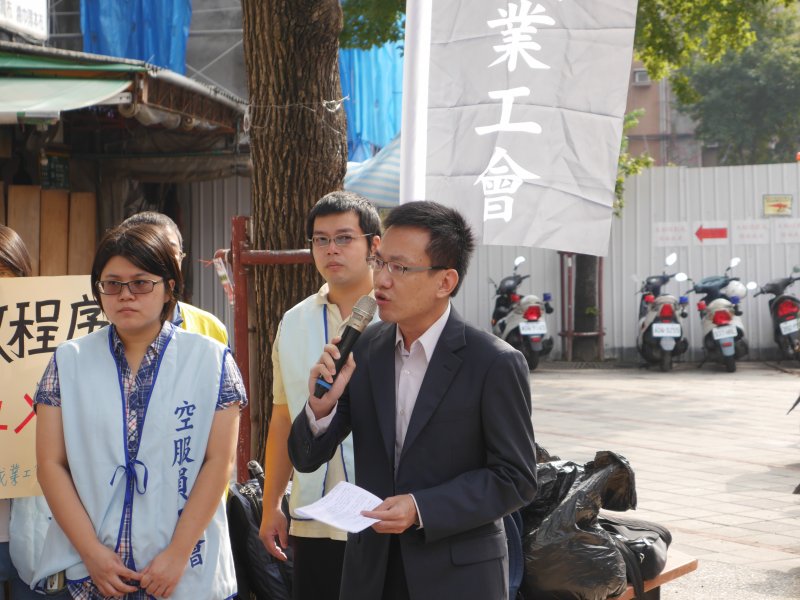 廉價航空公司「威航」上月無預警宣布將於9月底結束營運、併入復興航空，但員工安置與補償問題，勞資仍未達成協議。桃園市空服員職業工會於19日上午到台北永樂市場抗議，圖為威航工會委任律師吳俊達。(洪與成攝)