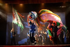 金獅團舞台表演 (照片取自大龍峒金獅團首部曲-無耳金獅粉絲專頁,並經大龍峒金獅團授權使用) 金獅團舞台表演 (照片取自大龍峒金獅團首部曲-無耳金獅粉絲專頁,並經大龍峒金獅團授權使用)
