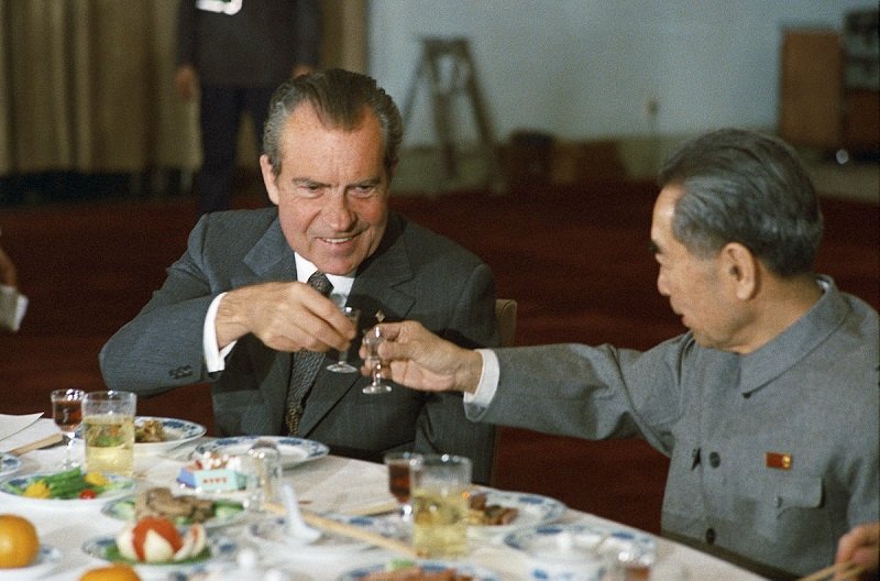 1972年尼克森訪問中國,與中華人民共和國國務院總理周恩來敬酒。(維基百科) 1972年尼克森訪問中國,與中華人民共和國國務院總理周恩來敬酒。(維基百科)