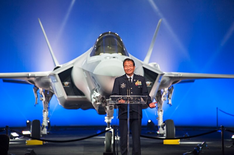 日本自衛隊航空幕僚長杉山良行盛讚身為第五代戰機的F-35A,將對日本空防帶來莫大助益。(洛克希德馬丁官網) 日本自衛隊航空幕僚長杉山良行盛讚身為第五代戰機的F-35A,將對日本空防帶來莫大助益。(洛克希德馬丁官網)