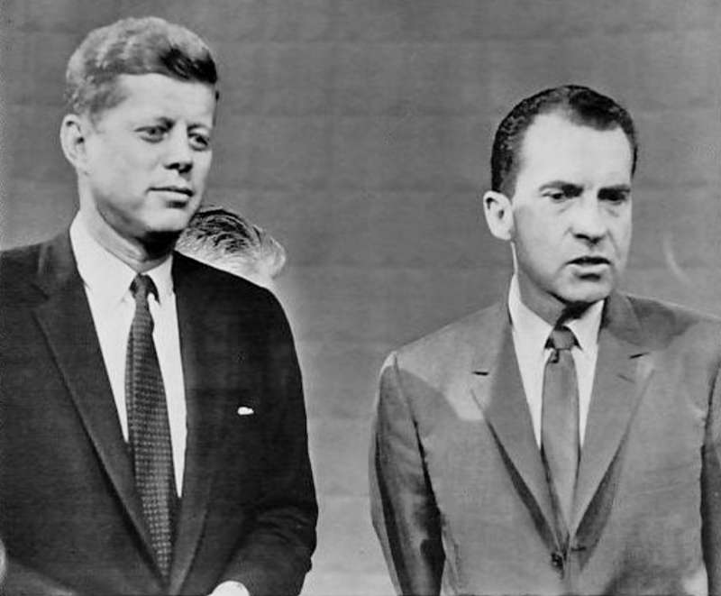 1960年美國舉辦史上第一次總統候選人電視辯論,甘迺迪靠著迷人外表贏過副總統尼克森。(圖/維基百科公有領域) 1960年美國舉辦史上第一次總統候選人電視辯論,甘迺迪靠著迷人外表贏過副總統尼克森。(圖/維基百科公有領域)