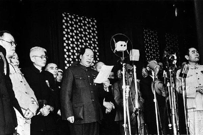 毛澤東在天安門城樓上宣布中華人民共和國中央人民政府成立(維基百科) 毛澤東在天安門城樓上宣布中華人民共和國中央人民政府成立(維基百科)
