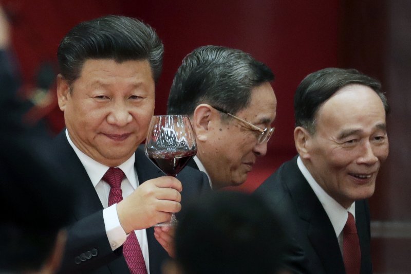 2016年10月1日中國國慶,左起:中共總書記習近平、全國政協主席俞正聲、中共中央紀委書記王岐山(AP) 2016年10月1日中國國慶,左起:中共總書記習近平、全國政協主席俞正聲、中共中央紀委書記王岐山(AP)