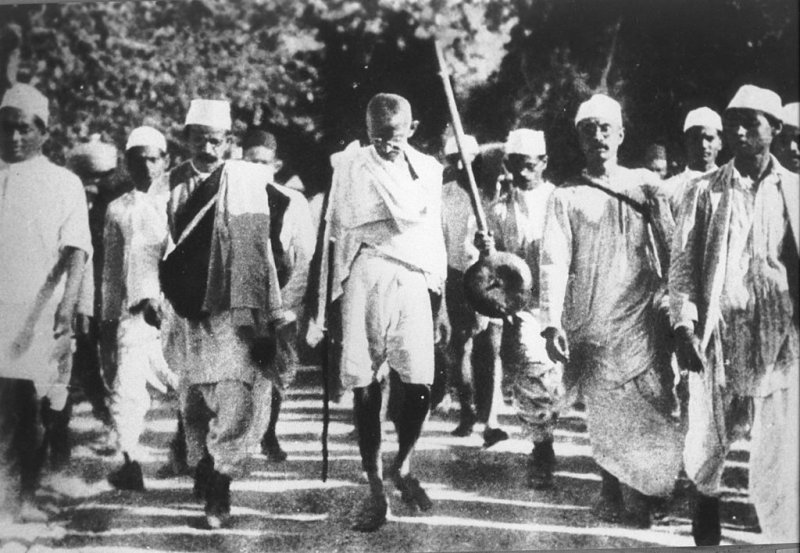 甘地帶領「食鹽進軍」運動。(wikipedia/public domain) 甘地帶領「食鹽進軍」運動。(wikipedia/public domain)