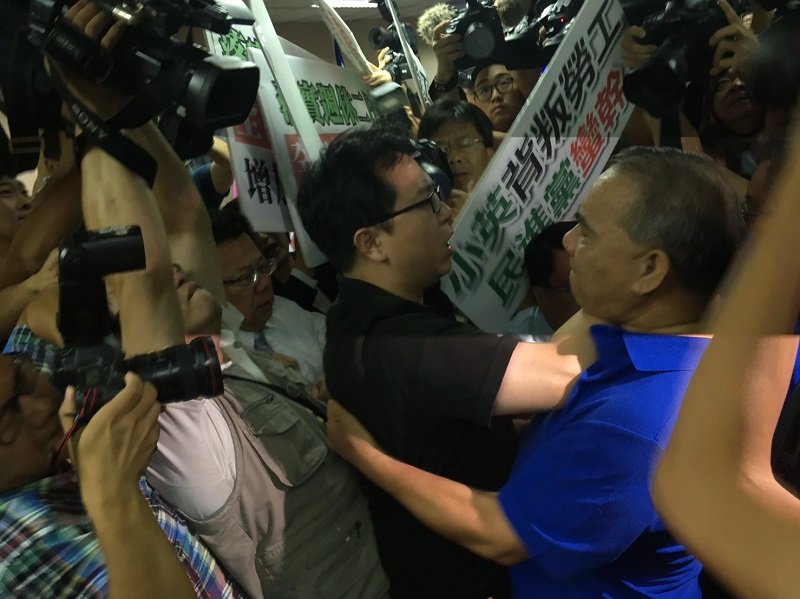 立法院衛環委員會今(6)日將審查《勞基法》修正草案,國民黨立委動員反對,朝野衝突。(陳耀宗攝) 立法院衛環委員會今(6)日將審查《勞基法》修正草案,國民黨立委動員反對,朝野衝突。(陳耀宗攝)