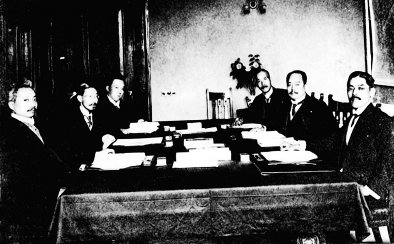 圖為1915年5月25日,“二十一條”簽字時中日代表合影。左起:(中方)外交次長曹汝霖、外交總長陸征祥、秘書施履本;(日方)參贊小幡西吉、駐華公使日置益、書記官參贊高尾。 圖為1915年5月25日,“二十一條”簽字時中日代表合影。左起:(中方)外交次長曹汝霖、外交總長陸征祥、秘書施履本;(日方)參贊小幡西吉、駐華公使日置益、書記官參贊高尾。