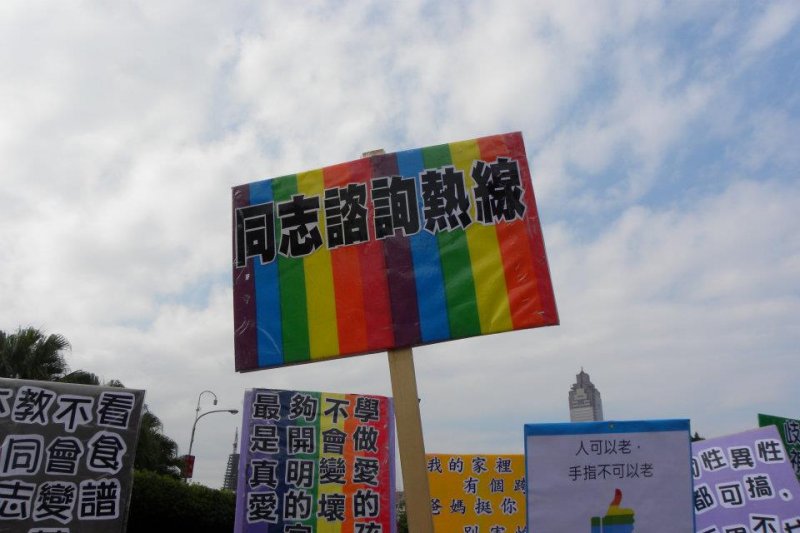 彰化縣議員扯多元性別教育是洗腦教育,並反對進入課綱,同志熱線痛批,民代毫無民主素養、邏輯思辨能力。(取自同志諮詢熱線) 彰化縣議員扯多元性別教育是洗腦教育,並反對進入課綱,同志熱線痛批,民代毫無民主素養、邏輯思辨能力。(取自同志諮詢熱線)