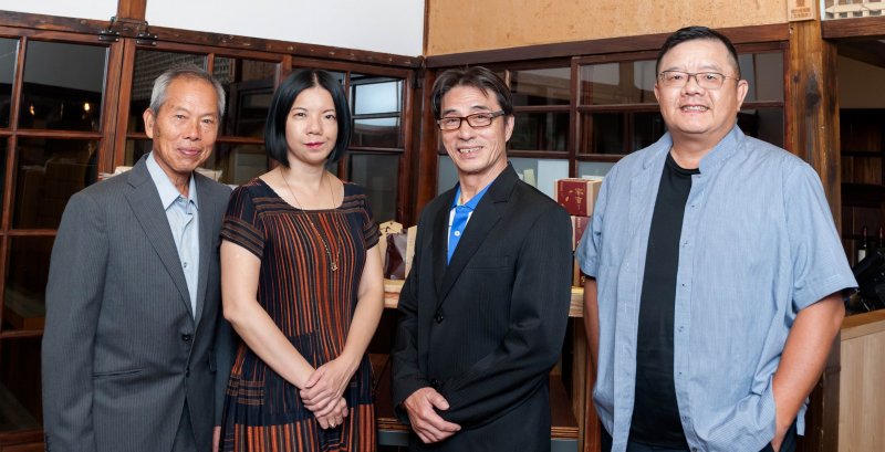 台北市文化局局長謝佩霓與劉清正藝師(左一)、孫榮輝團長(左三)、果陀劇場梁正民導演(右一)合影。(圖/台北市文化局) 台北市文化局局長謝佩霓與劉清正藝師(左一)、孫榮輝團長(左三)、果陀劇場梁正民導演(右一)合影。(圖/台北市文化局)