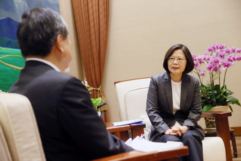 20161006-蔡英文總統6日接受日本《讀賣新聞》專訪。(總統府提供) 20161006-蔡英文總統6日接受日本《讀賣新聞》專訪。(總統府提供)