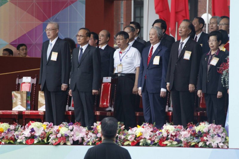 2016-10-10-中華民國105年度國慶典禮-嘉賓-吳敦義-林全-柯文哲-唱國歌-李振均攝 2016-10-10-中華民國105年度國慶典禮-嘉賓-吳敦義-林全-柯文哲-唱國歌-李振均攝