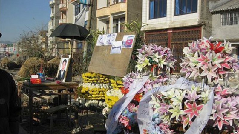 村民奠祭慘死輪下的村長錢雲會。（網路）