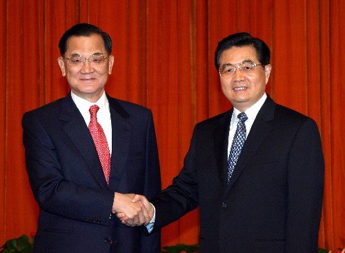 2005年國民黨主席連戰訪問中國,與中國國家主席胡錦濤會面。(取自網路) 2005年國民黨主席連戰訪問中國,與中國國家主席胡錦濤會面。(取自網路)