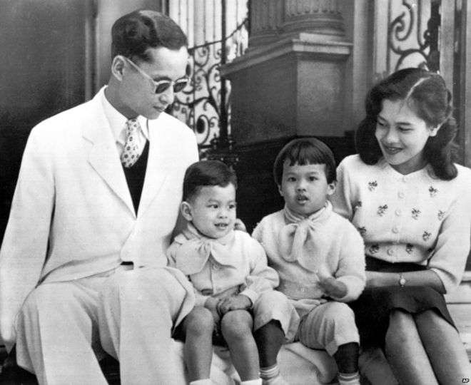 泰王蒲美蓬(左)、王儲瓦吉拉隆功(左二)、烏汶叻公主(右二)、王后詩麗吉,攝於1955年(AP) 泰王蒲美蓬(左)、王儲瓦吉拉隆功(左二)、烏汶叻公主(右二)、王后詩麗吉,攝於1955年(AP)