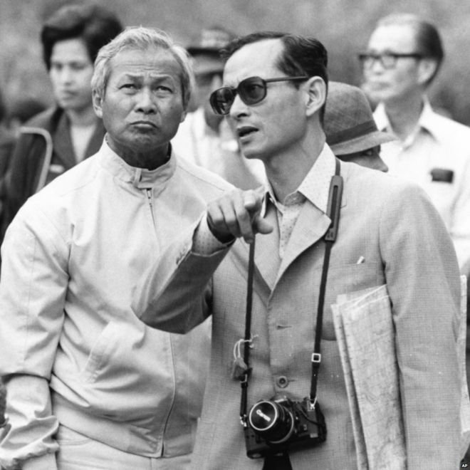 泰王蒲美蓬與炳.廷素拉暖將軍(Prem Tinsulanonda,左),攝於1981年(AP) 泰王蒲美蓬與炳.廷素拉暖將軍(Prem Tinsulanonda,左),攝於1981年(AP)