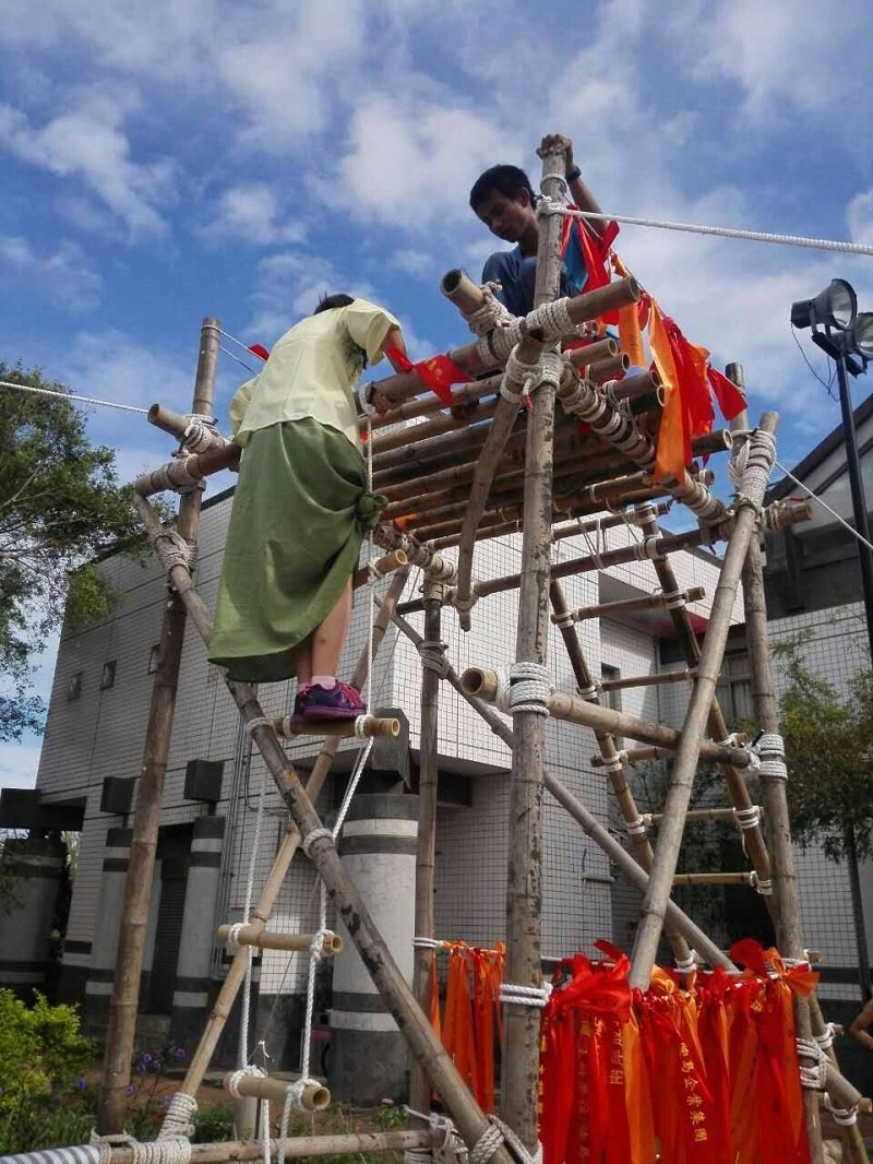 天藍地闊，登高望遠。成年禮「五關」之一。（丁香結攝）