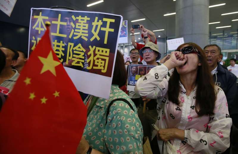 香港立法會的親北京建制派議員發動流會,不讓本土派新血梁頌恆及游蕙禎再次宣誓。(美聯社) 香港立法會的親北京建制派議員發動流會,不讓本土派新血梁頌恆及游蕙禎再次宣誓。(美聯社)