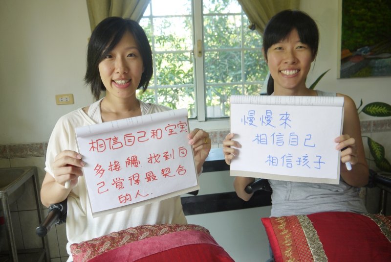 助產師姊妹高嘉黛(左)和高嘉霙是影片主要人物,她們互相為對方接生孩子。(圖/想想論壇提供) 助產師姊妹高嘉黛(左)和高嘉霙是影片主要人物,她們互相為對方接生孩子。(圖/想想論壇提供)