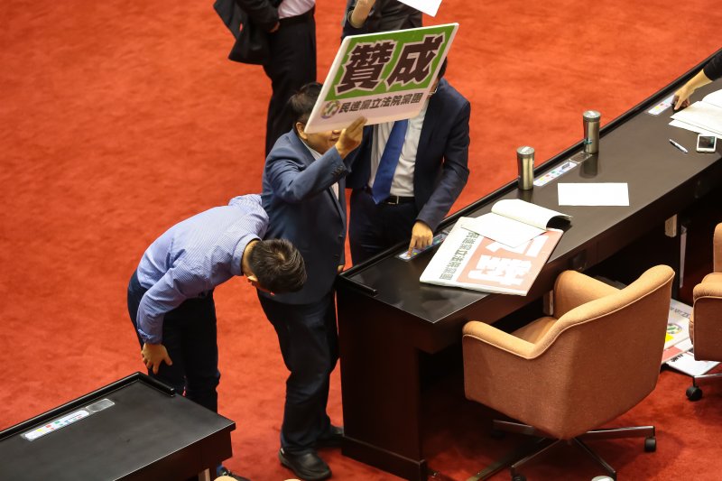 20161021-時代力量立委徐永明21日於立院議場內,鞠躬感謝民進黨團支持時代力量提案。(顏麟宇攝) 20161021-時代力量立委徐永明21日於立院議場內,鞠躬感謝民進黨團支持時代力量提案。(顏麟宇攝)