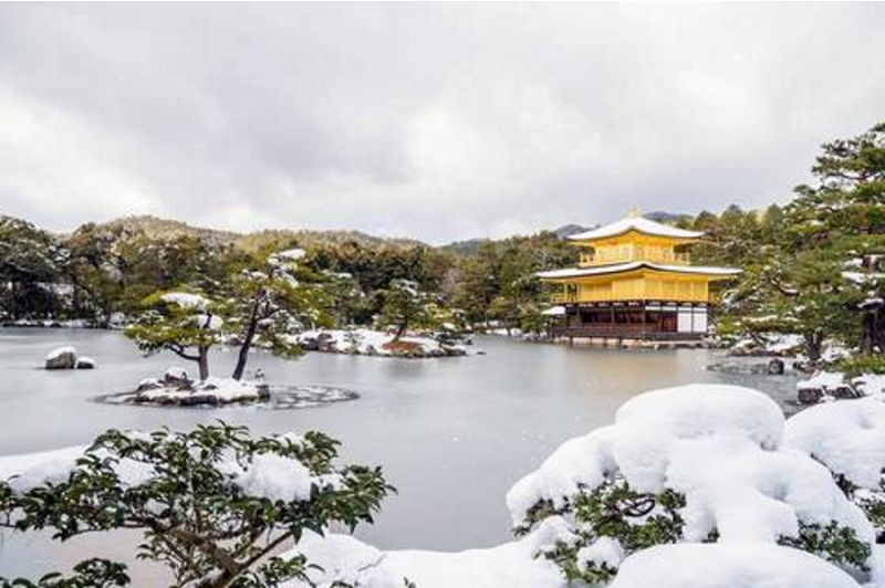 雪中的金閣寺。（網路／西洋參考）