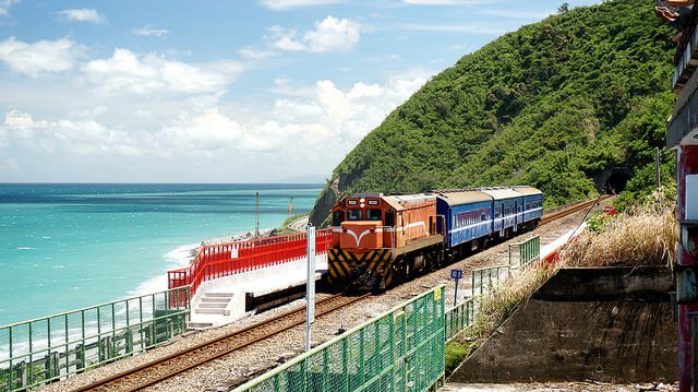 停靠在多良站的列車。(圖/JianEn Yu@Flickr,hotelscombined提供) 停靠在多良站的列車。(圖/JianEn Yu@Flickr,hotelscombined提供)