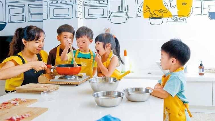 讓小孩進廚房,在安全的情況下,也能幫助他們學習!(圖/黃建賓攝,親子天下提供) 讓小孩進廚房,在安全的情況下,也能幫助他們學習!(圖/黃建賓攝,親子天下提供)