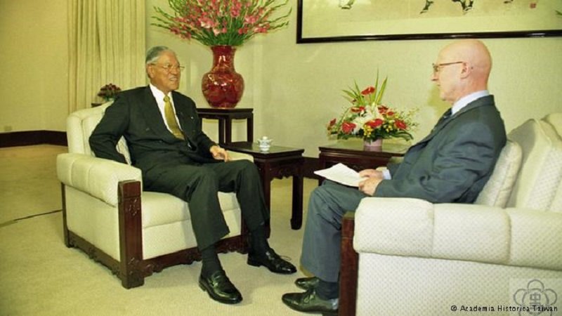 1999年德國之聲前亞洲部主任 Günter Knabe訪問李登輝。(來源:德國之聲中文網五十周年回顧) 1999年德國之聲前亞洲部主任 Günter Knabe訪問李登輝。(來源:德國之聲中文網五十周年回顧)