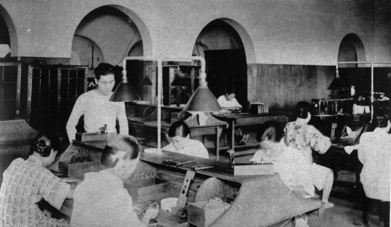 台北煙草工廠女工絕大多數是台灣人,且多住在大稻埕。她們年紀從十幾歲到五十幾歲都有,年紀稍長者總規規矩矩梳著典型的台式包頭。(圖/麥田出版提供) 台北煙草工廠女工絕大多數是台灣人,且多住在大稻埕。她們年紀從十幾歲到五十幾歲都有,年紀稍長者總規規矩矩梳著典型的台式包頭。(圖/麥田出版提供)