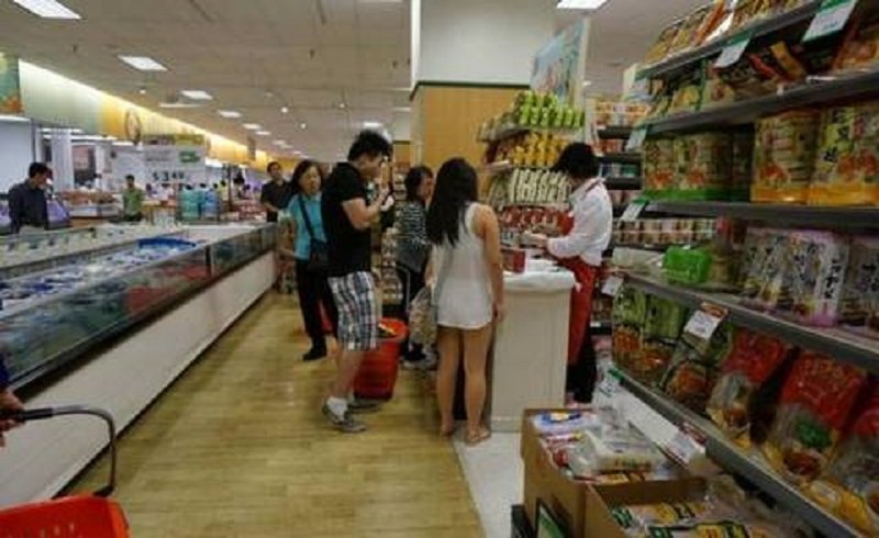 華人在加拿大一家超商。 華人在加拿大一家超商。