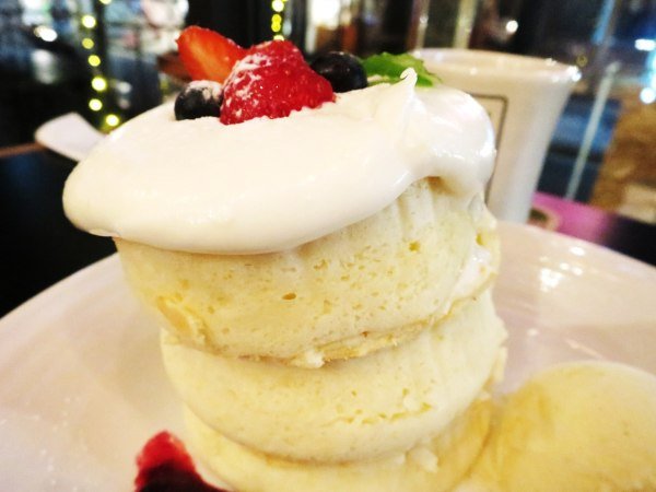 扎實的厚鬆餅是店內招牌。(圖/Klook提供) 扎實的厚鬆餅是店內招牌。(圖/Klook提供)