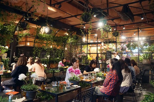 Aoyama Flower Market Tea House用餐環境相當舒服。（圖/Klook提供）