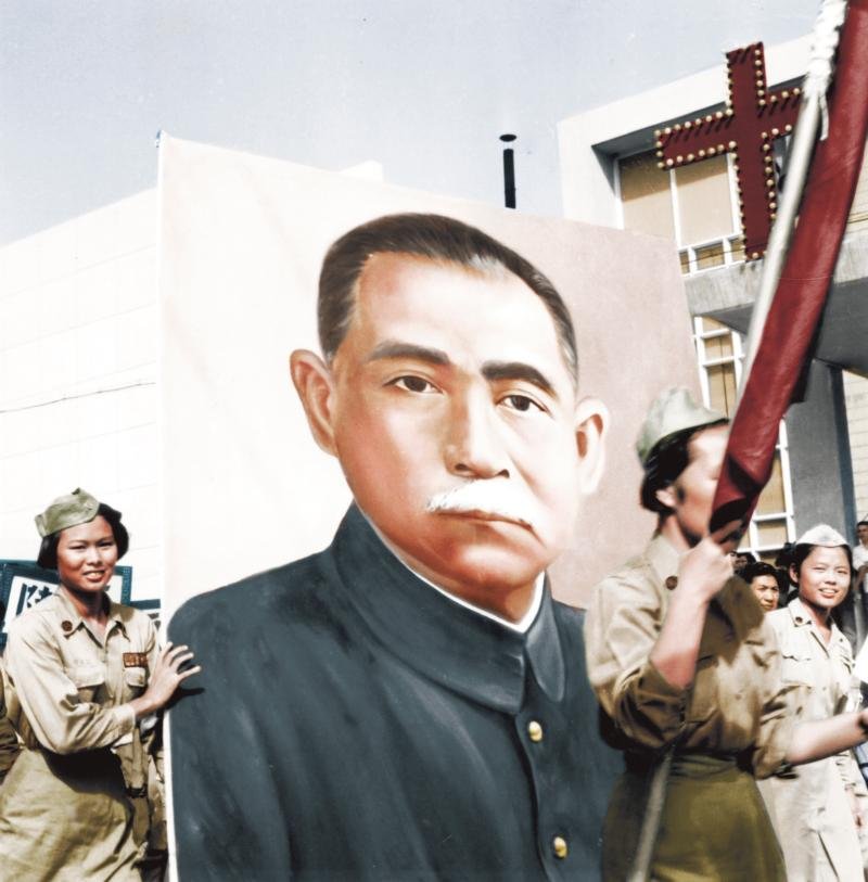 台灣慶祝雙十節﹕1960年，台灣雙十節遊行中，穿著軍訓制服的高中女生舉著國父孫中山先生的巨型畫像。（圖：徐宗懋提供／數位彩色復原﹕陳怡靜、游勝傅、徐丹語、徐丹寒、吳濬伊）