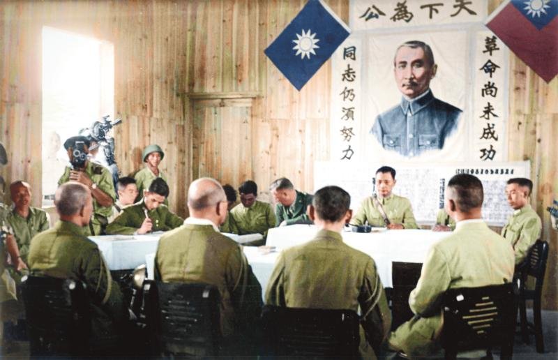 日軍在孫中山畫像前簽署投降文書﹕1945年8月21日的芷江受降現場,蕭毅肅將軍下令日軍代表今井武夫投降。芷江受降的現場布置是孫中山畫像,以及著名遺言「革命尚未成功,同志仍須努力」。(圖:徐宗懋提供/數位彩色復原﹕陳怡靜、游勝傅、徐丹語、徐丹寒、吳濬伊) 日軍在孫中山畫像前簽署投降文書﹕1945年8月21日的芷江受降現場,蕭毅肅將軍下令日軍代表今井武夫投降。芷江受降的現場布置是孫中山畫像,以及著名遺言「革命尚未成功,同志仍須努力」。(圖:徐宗懋提供/數位彩色復原﹕陳怡靜、游勝傅、徐丹語、徐丹寒、吳濬伊)