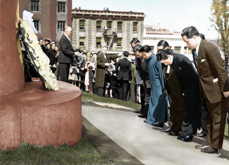 向孫中山像致敬﹕1943年4月,宋美齡前往三藩市的孫中山塑像前敬獻花圈,照片中從右至左分別為孔令侃、宋美齡、中國救災協會駐三藩市主席B. F. Fong、孔令偉和中華民國駐美領事。(圖:徐宗懋提供/數位彩色復原﹕陳怡靜、游勝傅、徐丹語、徐丹寒、吳濬伊) 向孫中山像致敬﹕1943年4月,宋美齡前往三藩市的孫中山塑像前敬獻花圈,照片中從右至左分別為孔令侃、宋美齡、中國救災協會駐三藩市主席B. F. Fong、孔令偉和中華民國駐美領事。(圖:徐宗懋提供/數位彩色復原﹕陳怡靜、游勝傅、徐丹語、徐丹寒、吳濬伊)