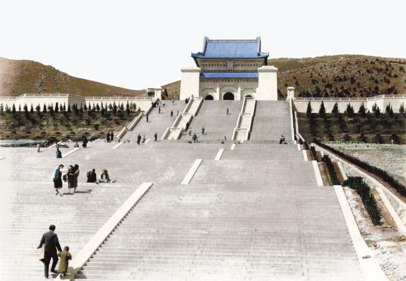 早期的中山陵﹕1930年代,初期的中山陵周邊空曠,尚未密植樹林,完成後的十年內,即成為全國人民嚮往之地。(圖:徐宗懋提供/數位彩色復原﹕陳怡靜、游勝傅、徐丹語、徐丹寒、吳濬伊) 早期的中山陵﹕1930年代,初期的中山陵周邊空曠,尚未密植樹林,完成後的十年內,即成為全國人民嚮往之地。(圖:徐宗懋提供/數位彩色復原﹕陳怡靜、游勝傅、徐丹語、徐丹寒、吳濬伊)