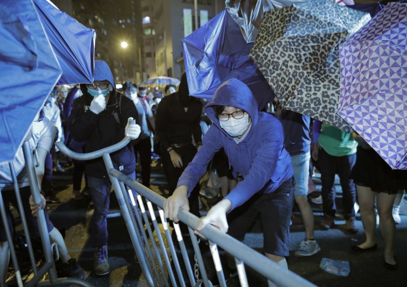香港本土派民眾6日走上街頭「反釋法」,抗議北京當局試圖藉由人大釋法,封殺具「港獨」色彩的立法會議員。(AP) 香港本土派民眾6日走上街頭「反釋法」,抗議北京當局試圖藉由人大釋法,封殺具「港獨」色彩的立法會議員。(AP)