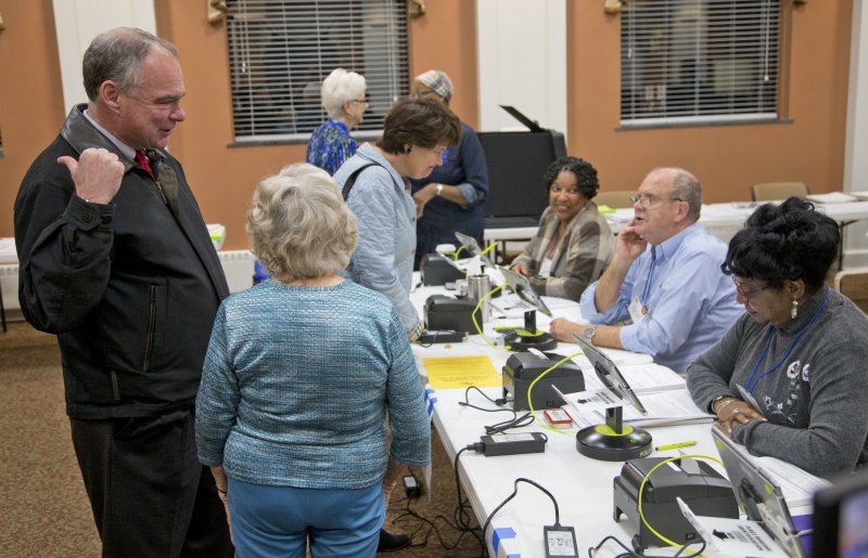 2016美國總統大選8日開始投票,民主黨候選人凱因前往投票。(美聯社) 2016美國總統大選8日開始投票,民主黨候選人凱因前往投票。(美聯社)